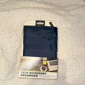 NWT tech accessories organizer travelon
